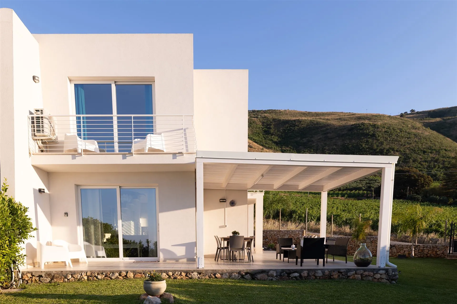 Veranda coperta con pergola e vista sui vigneti, Villa Cristina